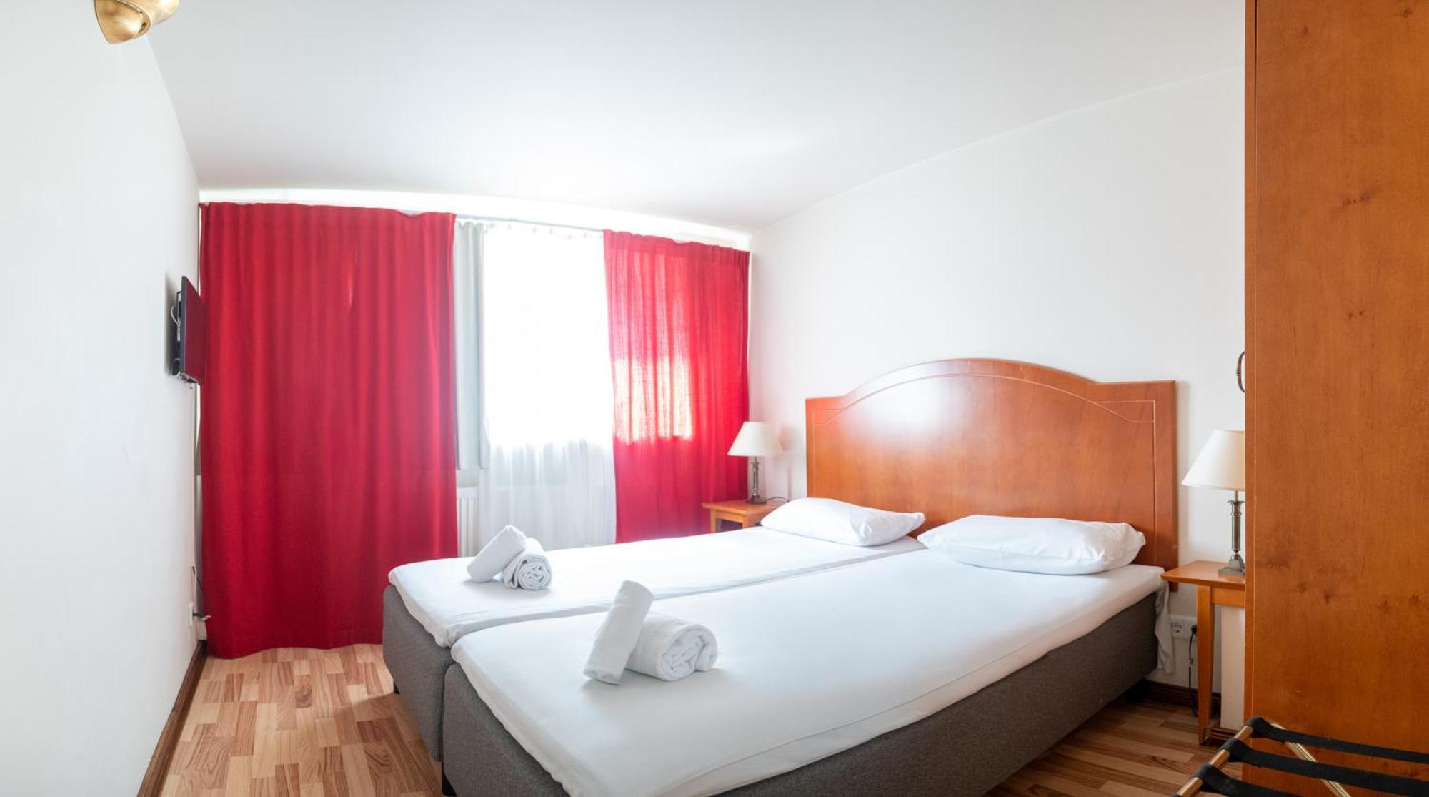 4 Bed Apartment Ensuite,888936580:JPEG